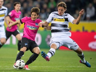 Mönchengladbachs Jannik Vestergaard (r) und Berlins Genki Haraguchi kämpfen um den Ball. Das einzige Tor in der Partie erzielte Gladbach. Foto: Marius Becker Mönchengladbachs Jannik Vestergaard (r) und Berlins Genki Haraguchi kämpfen um den Ball. Das einzige Tor in der Partie erzielte Gladbach. Foto: Marius Becker