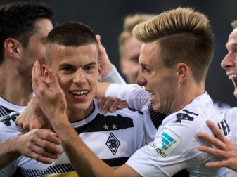 Mönchengladbachs Team will den Schwung aus dem 1:0-Sieg über Hertha mit ins rheinische Derby nehmen. Foto: Marius Becker Mönchengladbachs Team will den Schwung aus dem 1:0-Sieg über Hertha mit ins rheinische Derby nehmen. Foto: Marius Becker