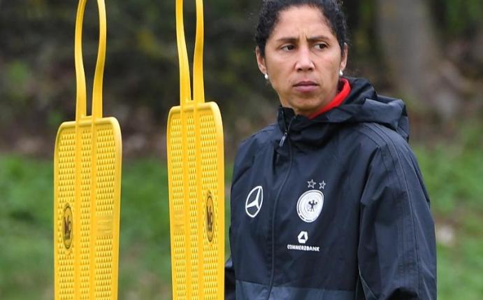 Bundestrainerin Steffi Jones testet ihr Team gegen Kanada. Foto: Martin Schutt