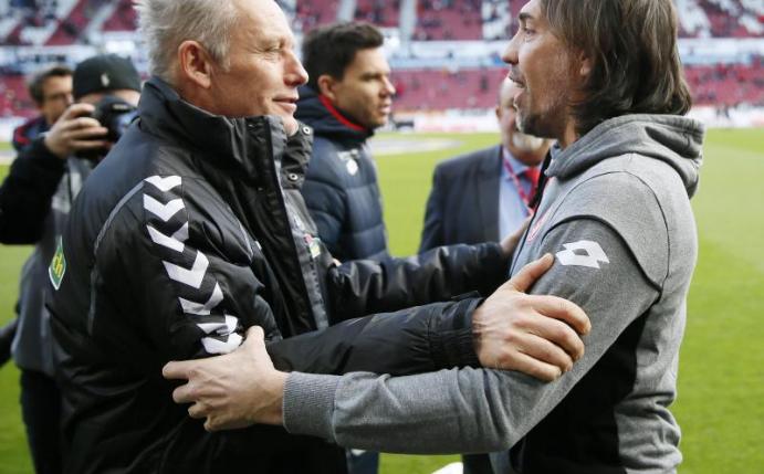 SC-Coach Christian Streich (l) unterstützt den Trainer Martin Schmidt. Foto: Ronald Wittek