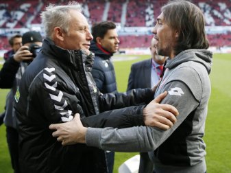 SC-Coach Christian Streich (l) unterstützt den Trainer Martin Schmidt. Foto: Ronald Wittek SC-Coach Christian Streich (l) unterstützt den Trainer Martin Schmidt. Foto: Ronald Wittek
