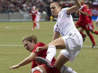 Shannon Woeller (l.) trifft am Sonntag auf Deutschland