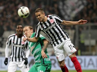 Frankfurts Mijat Gacinovic (r) im Kopfballduell mit dem Bremer Max Kruse. Foto: Hasan Bratic Frankfurts Mijat Gacinovic (r) im Kopfballduell mit dem Bremer Max Kruse. Foto: Hasan Bratic