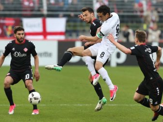 Hannover 96 kam bei den Würzburger Kickers nicht über ein 0:0 hinaus. Foto: Karl-Josef Hildenbrand Hannover 96 kam bei den Würzburger Kickers nicht über ein 0:0 hinaus. Foto: Karl-Josef Hildenbrand