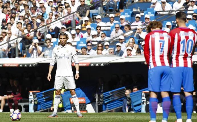 Die Real Stars um Cristiano Ronaldo (l) spielten nur 1:1 im Stadtderby. Foto: Enrique de la Fuente