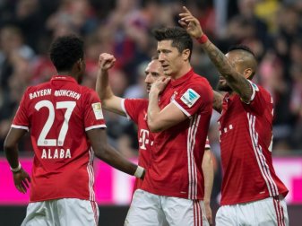 Doppel-Torschütze Robert Lewandowski (M.) prellte sich die Schulter. Foto: Sven Hoppe Doppel-Torschütze Robert Lewandowski (M.) prellte sich die Schulter. Foto: Sven Hoppe