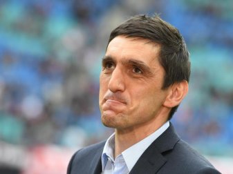 Trainer Tayfun Korkut musste mit seinen Leverkusenern eine bittere Niederlage hinnehmen. Foto: Hendrik Schmidt Trainer Tayfun Korkut musste mit seinen Leverkusenern eine bittere Niederlage hinnehmen. Foto: Hendrik Schmidt