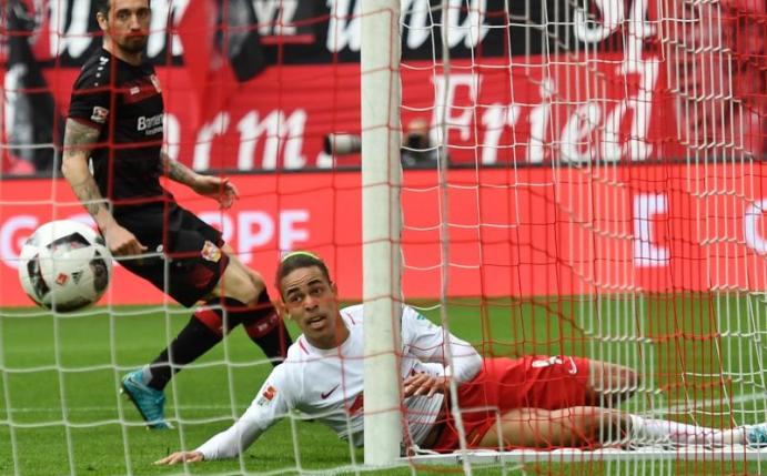 Leipzigs Yussuf Poulsen (r) erzielte den Last- Minute-Treffer gegen Leverkusen. Foto: Hendrik Schmidt