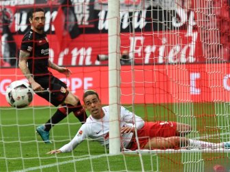 Leipzigs Yussuf Poulsen (r) erzielte den Last- Minute-Treffer gegen Leverkusen. Foto: Hendrik Schmidt Leipzigs Yussuf Poulsen (r) erzielte den Last- Minute-Treffer gegen Leverkusen. Foto: Hendrik Schmidt
