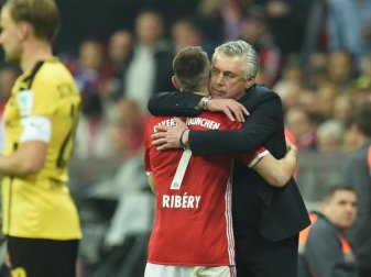 Bayern-Trainer Carlo Ancelotti umarmte Franck Ribéry bei dessen Auswechslung. Foto: Andreas Gebert Bayern-Trainer Carlo Ancelotti umarmte Franck Ribéry bei dessen Auswechslung. Foto: Andreas Gebert