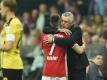 Bayern-Trainer Carlo Ancelotti umarmte Franck Ribéry bei dessen Auswechslung. Foto: Andreas Gebert