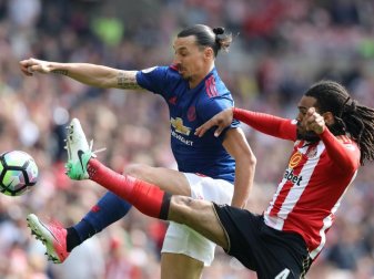 Manchester Uniteds Zlatan Ibrahimovic (l) und Sunderlands Jason Denayer kämpfen um den Ball. Foto: Owen Humphreys