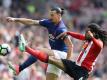 Manchester Uniteds Zlatan Ibrahimovic (l) und Sunderlands Jason Denayer kämpfen um den Ball. Foto: Owen Humphreys