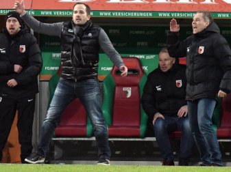 Manuel Baum (2.v.l.) soll laut Manager Stefan Reuter (2.v.r.) weiter Trainer des FC Augsburg sein. Foto: Stefan Puchner Manuel Baum (2.v.l.) soll laut Manager Stefan Reuter (2.v.r.) weiter Trainer des FC Augsburg sein. Foto: Stefan Puchner