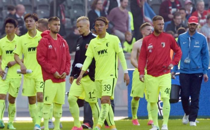 Die Mannschaft aus Augsburg geht nach der Niederlage in Berlin enttäuscht vom Platz. Foto: Maurizio Gambarini