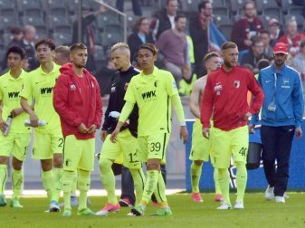 Die Mannschaft aus Augsburg geht nach der Niederlage in Berlin enttäuscht vom Platz. Foto: Maurizio Gambarini Die Mannschaft aus Augsburg geht nach der Niederlage in Berlin enttäuscht vom Platz. Foto: Maurizio Gambarini