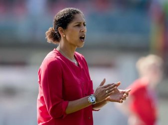 Bundestrainerin Steffi Jones will nur richtig fitte Spieler zur EM mitnehmen. Foto: Thomas Eisenhuth Bundestrainerin Steffi Jones will nur richtig fitte Spieler zur EM mitnehmen. Foto: Thomas Eisenhuth