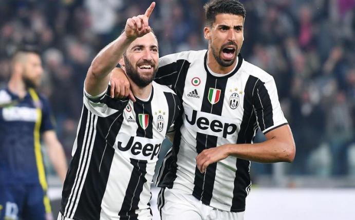 Juves Gonzalo Higuain (l) und Sami Khedira sehen dem Spiel gegen den FC Barcelona mit Zuversicht entgegen. Foto: Alessandro Di Marco