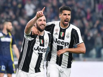 Juves Gonzalo Higuain (l) und Sami Khedira sehen dem Spiel gegen den FC Barcelona mit Zuversicht entgegen. Foto: Alessandro Di Marco Juves Gonzalo Higuain (l) und Sami Khedira sehen dem Spiel gegen den FC Barcelona mit Zuversicht entgegen. Foto: Alessandro Di Marco