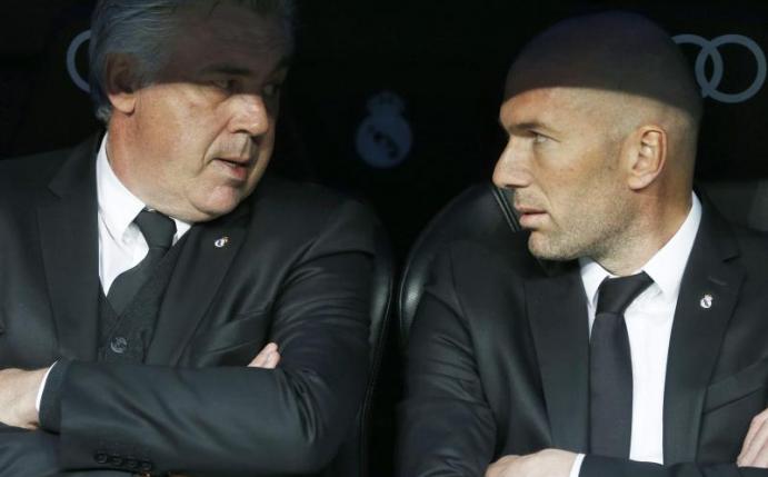 Ein Bild aus gemeinsamen Tagen: Carlo Ancelotti, damals Chef-Coach bei Real Madrid, und sein Co-Trainer Zinedine Zidane. Foto: Juanjo Martin