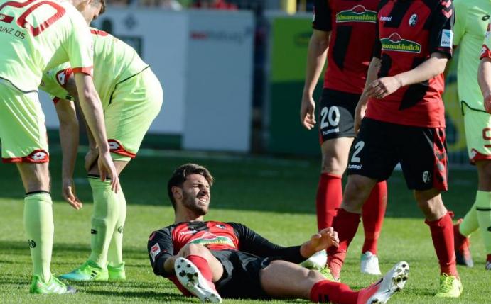 Freiburgs Vincenzo Grifo liegt gegen Mainz verletzt am Boden. Foto: Patrick Seeger