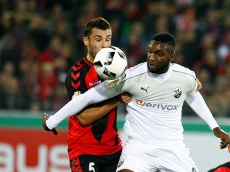 Sukuta-Pasu (r.) bei Sandhausen wieder im Training Sukuta-Pasu (r.) bei Sandhausen wieder im Training