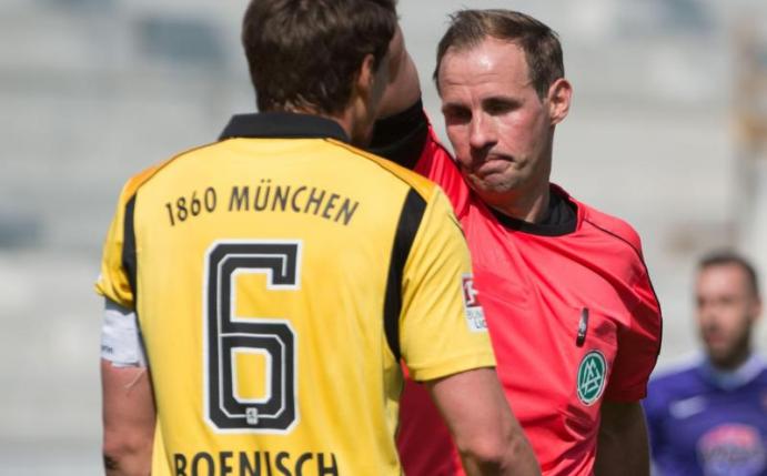 Schiedsrichter Sascha Stegemann (r) zeigt Sebastian Boenisch nach einem Foul die rote Karte. Foto: Sebastian Kahnert