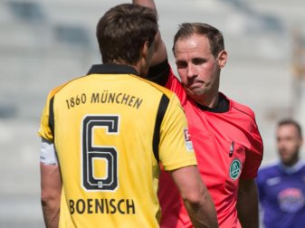 Schiedsrichter Sascha Stegemann (r) zeigt Sebastian Boenisch nach einem Foul die rote Karte. Foto: Sebastian Kahnert Schiedsrichter Sascha Stegemann (r) zeigt Sebastian Boenisch nach einem Foul die rote Karte. Foto: Sebastian Kahnert