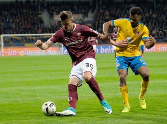 Braunschweigs Phil Ofosu-Ayeh (r) und Dresdens Stefan Kutschke kämpfen um den Ball. Foto: Peter Steffen Braunschweigs Phil Ofosu-Ayeh (r) und Dresdens Stefan Kutschke kämpfen um den Ball. Foto: Peter Steffen