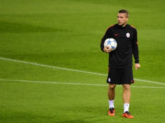 Bei Galas Derbyniederlage nur Joker: Lukas Podolski Bei Galas Derbyniederlage nur Joker: Lukas Podolski