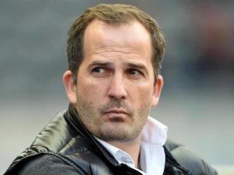 Manuel Baum darf vorerst in Augsburg Trainer bleiben. Foto: Maurizio Gambarini Manuel Baum darf vorerst in Augsburg Trainer bleiben. Foto: Maurizio Gambarini