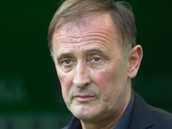Dieter Burdenski steigt bei Kielce ein. Foto: Jens Wolf Dieter Burdenski steigt bei Kielce ein. Foto: Jens Wolf