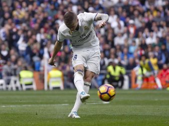 Toni Kroos tritt bei Real Madrid viele Freistöße und Ecken. Foto: Enrique de la Fuente