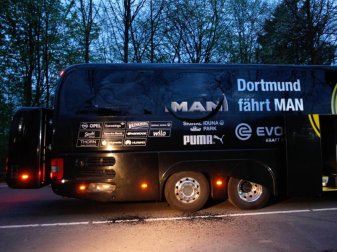 Die Umgebung des Explosionsorts wird von der Polizei nach weiteren Sprengsätzen abgesucht. Foto: Ina Fassbender. Die Umgebung des Explosionsorts wird von der Polizei nach weiteren Sprengsätzen abgesucht. Foto: Ina Fassbender.