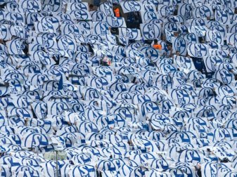 Schalke twitterte nach den Explosionen: «In solchen Momenten hält man im Revier fest zusammen.» Foto: Guido Kirchner Schalke twitterte nach den Explosionen: «In solchen Momenten hält man im Revier fest zusammen.» Foto: Guido Kirchner