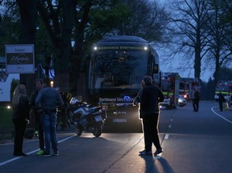 Die Polizei sichert die Umgebung der Explosionen. Sie geht von einem gezielten Anschlag aus. Foto: Ina Fassbender