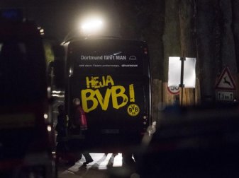 Die Ermittlungen zum Anschlag auf den BVB-Bus mit drei Explosionen gehen in der Nacht weiter. Foto: Bernd Thissen Die Ermittlungen zum Anschlag auf den BVB-Bus mit drei Explosionen gehen in der Nacht weiter. Foto: Bernd Thissen
