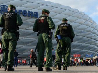 In München wird nach der Attacke in Dortmund das Sicherheitskonzept geprüft. Foto: Andreas Gebert In München wird nach der Attacke in Dortmund das Sicherheitskonzept geprüft. Foto: Andreas Gebert