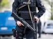 Der Tatort in Dortmund wird von bewaffneten Polizisten bewacht. Foto: Marcel Kusch