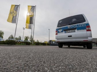 Die Polizei bewachte das BVB-Trainingsgelände am Tag nach der Attacke auf den Teambus. Foto: Guido Kirchner