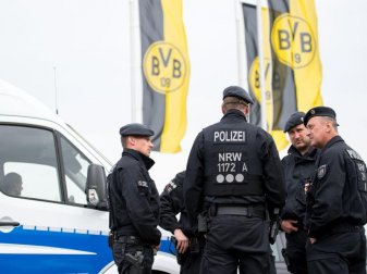 Die Polizei nahm im Zusammenhang mit dem Anschlag auf den BVB-Bus einen Verdächtigen fest. Foto: Marius Becker Die Polizei nahm im Zusammenhang mit dem Anschlag auf den BVB-Bus einen Verdächtigen fest. Foto: Marius Becker