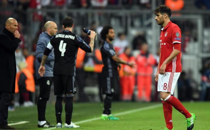 Javier Martinez (r.) flog gegen Real Madrid mit Gelb-Rot vom Platz. Foto: Sven Hoppe
