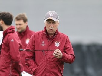 Der FC Bayern kontrolliert Besucher beim Training Der FC Bayern kontrolliert Besucher beim Training