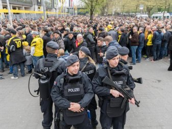 Die Sicherheitsvorkehrungen in Dortmund werden auch für die Partie gegen Frankfurt erhöht. Foto: Guido Kirchner