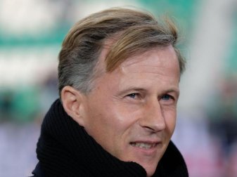 Wolfsburgs Trainer Andries Jonker gibt sich vor dem Spiel gegen Ingolstadt gelassen. Foto: Peter Steffen