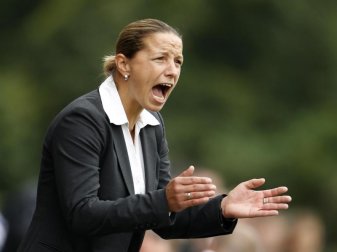 Duisburgs Trainerin Inka Grings beendet zum Saisonende ihre Tätigkeit beim Bundesligisten. Foto: Ina Fassbender Duisburgs Trainerin Inka Grings beendet zum Saisonende ihre Tätigkeit beim Bundesligisten. Foto: Ina Fassbender