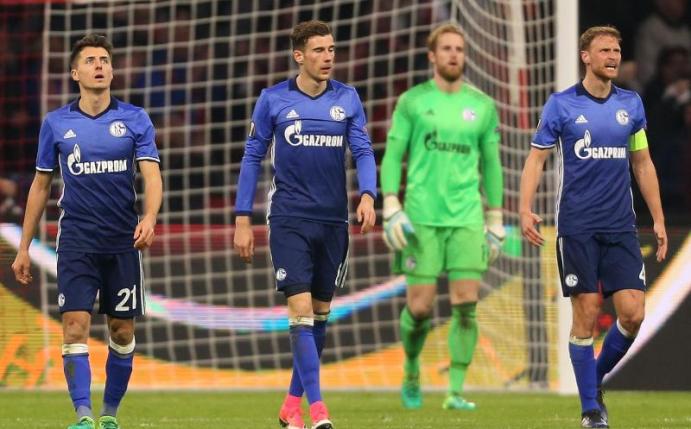 Die Schalker Leon Goretzka, Torwart Ralf Fährmann und Benedikt Höwedes (l-r) lassen nach dem zweiten Gegentreffer die Köpfe hängen. Foto: Ina Fassbender