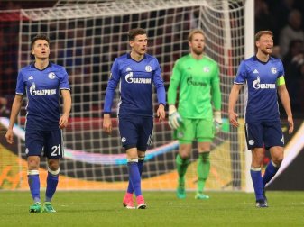Die Schalker Leon Goretzka, Torwart Ralf Fährmann und Benedikt Höwedes (l-r) lassen nach dem zweiten Gegentreffer die Köpfe hängen. Foto: Ina Fassbender Die Schalker Leon Goretzka, Torwart Ralf Fährmann und Benedikt Höwedes (l-r) lassen nach dem zweiten Gegentreffer die Köpfe hängen. Foto: Ina Fassbender