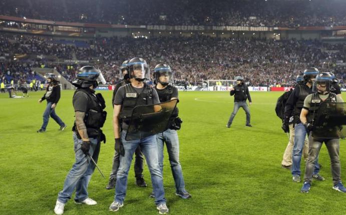 Schwere Ausschreitungen vor der Partie zwischen Olympique Lyon und Besiktas Istanbul. Foto: Laurent Cipriani