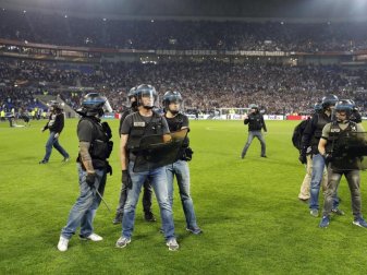 Schwere Ausschreitungen vor der Partie zwischen Olympique Lyon und Besiktas Istanbul. Foto: Laurent Cipriani Schwere Ausschreitungen vor der Partie zwischen Olympique Lyon und Besiktas Istanbul. Foto: Laurent Cipriani